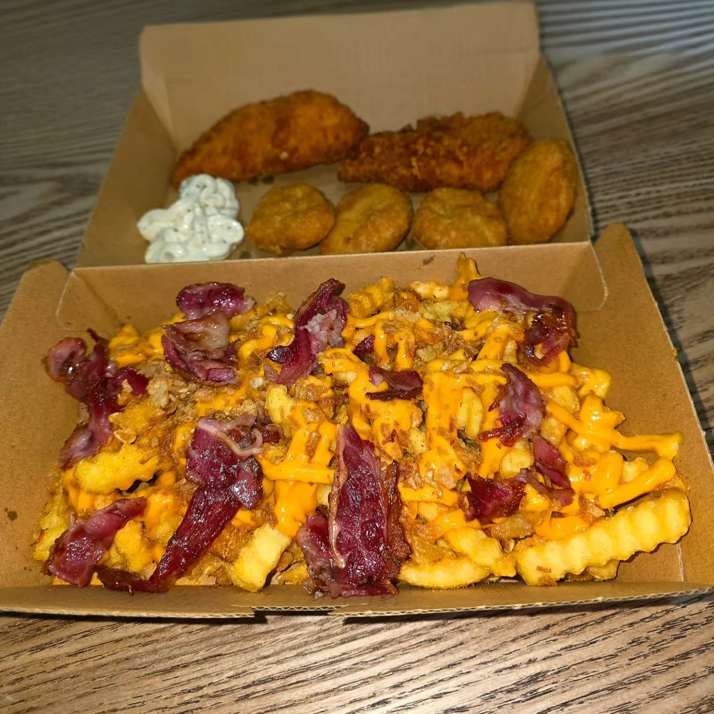 Frites cheddar bacon, tenders et nuggets