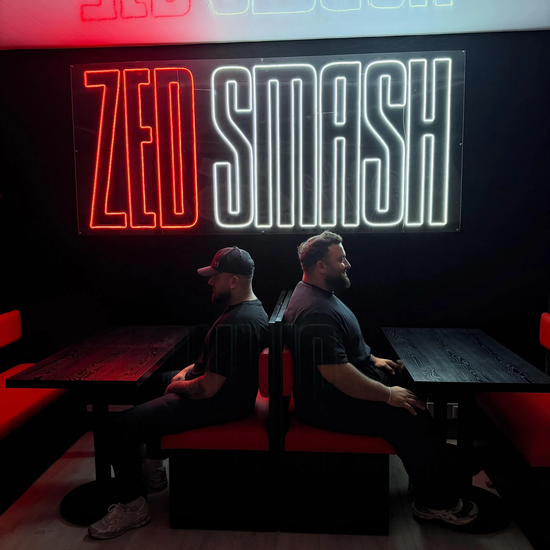 Sertaç et Ertaç dos à dos sous le néon ZED SMASH